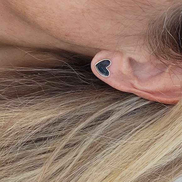 Black Heart Enamel Swirl Stud Earrings - Picture 3 of 6